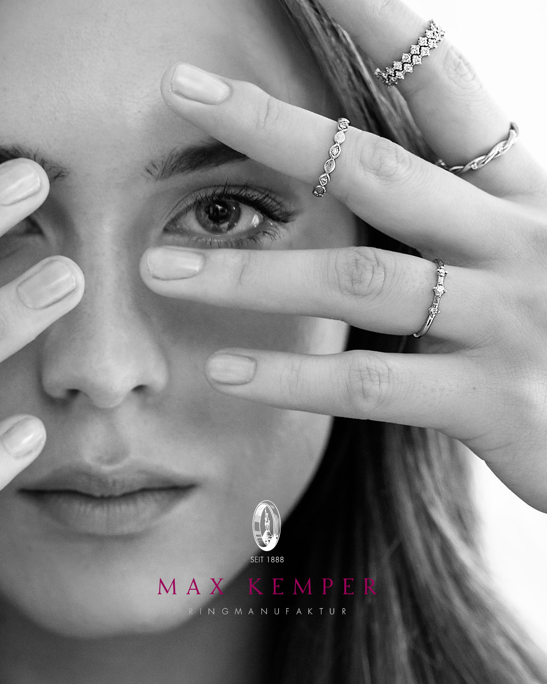 Frau hÃ¤lt Hand mit mehreren Ringen vor ihr Gesicht