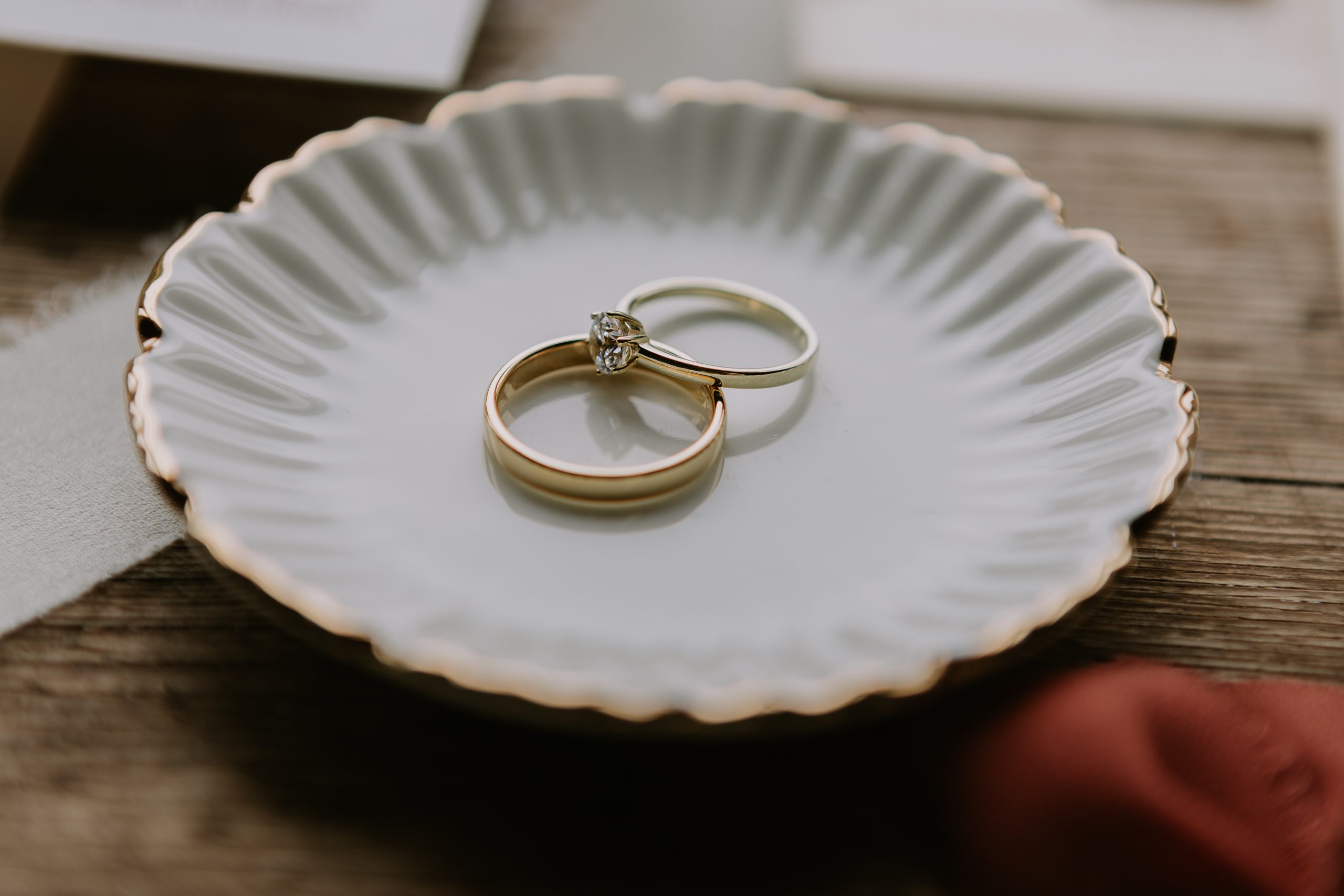 Herren Gelbgoldring und Frauen Weissgoldring mit Brillant in einer runden Schale liegend