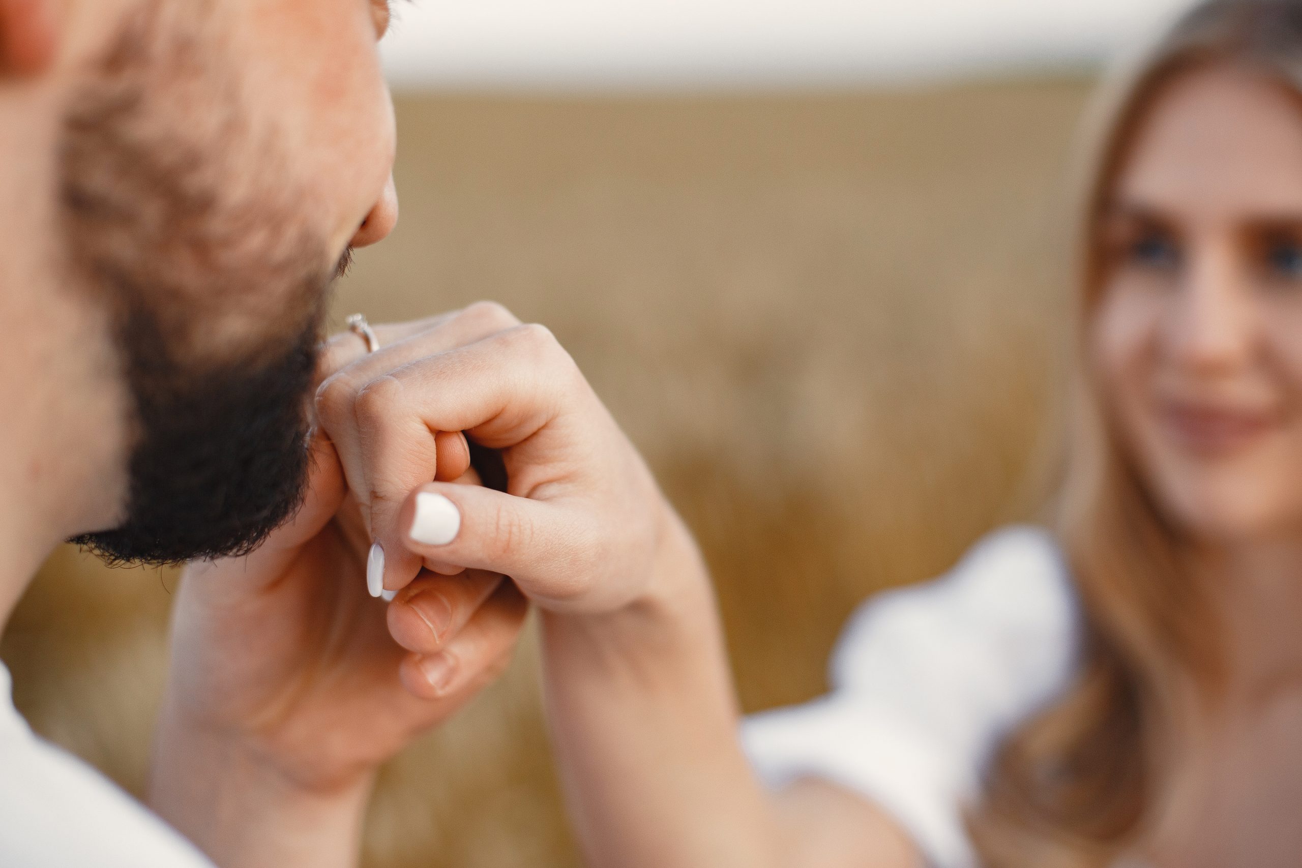 Mann k&Atilde;&frac14;sst Hand der Frau mit Verlobungsring